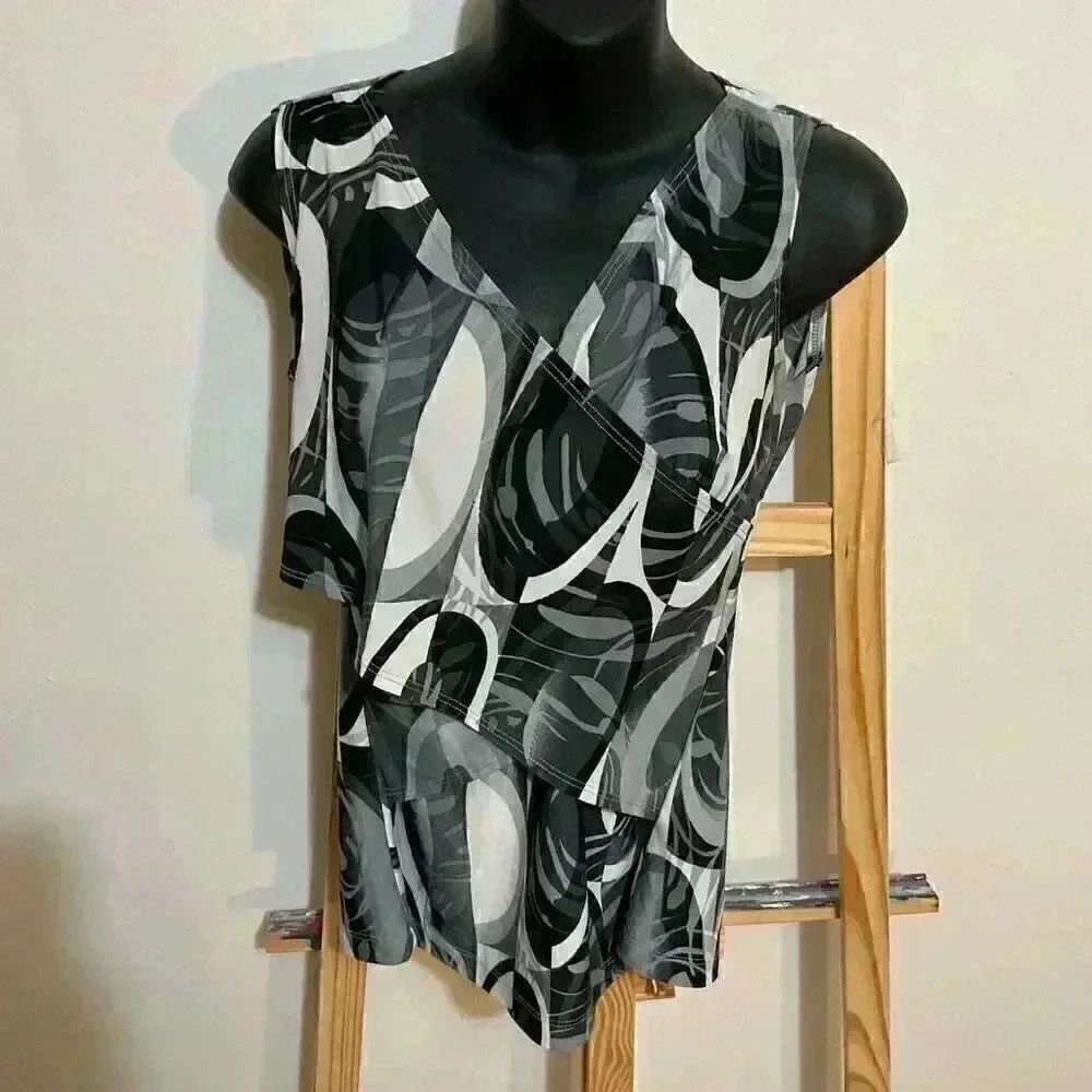 JW maternity shirt size small